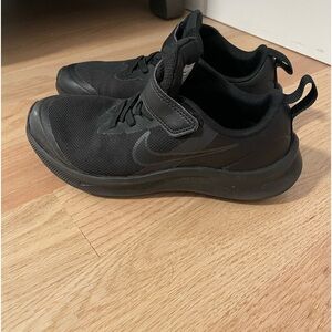 Boys size 1 Nike sneakers all black